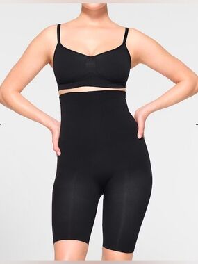 SKIMS HIGH-WAISTED ABOVE THE KNEE BBL SHORT BNWOT-ONYX-MEDIUM